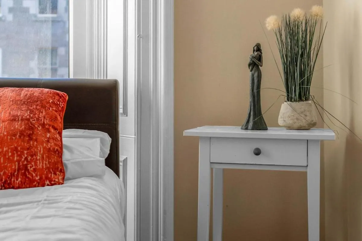 Free Parking - City Centre - The Mccarty Edinburgh 0*,